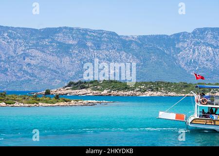 Sedir Island aus der Ferne. Die Insel Sedir, auch bekannt als Kleopatra-Insel, ist eine Insel im Golf von Gokova im Südosten der Ägäis in der Türkei. Stockfoto