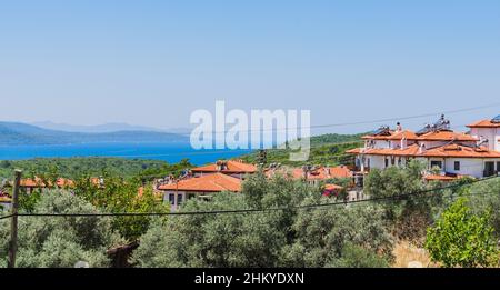 Panoramablick auf Akyaka (Gokova) Häuser mit Meeresblick. Akyaka ist ein Küstenstadtbezirk der Provinz Mugla im Südwesten der Türkei. Stockfoto