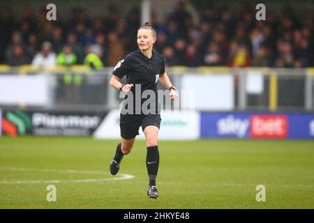 EnviroVent Stadium, Harrogate, England - 5th. Februar 2022 Schiedsrichter Rebecca Welch - während des Spiels Harrogate gegen Bradford City, EFL League 2, 2021/22, im EnviroVent Stadium, Harrogate, England - 5th. Februar 2022 Credit: Arthur Haigh/WhiteRoseFotos/Alamy Live News Stockfoto