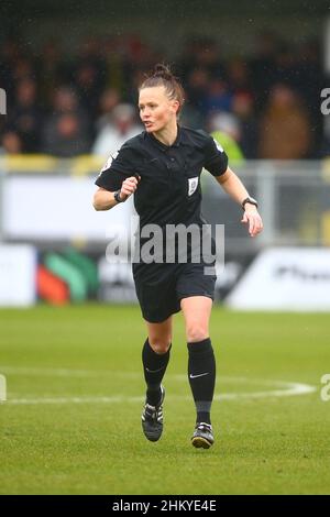 EnviroVent Stadium, Harrogate, England - 5th. Februar 2022 Schiedsrichter Rebecca Welch - während des Spiels Harrogate gegen Bradford City, EFL League 2, 2021/22, im EnviroVent Stadium, Harrogate, England - 5th. Februar 2022 Credit: Arthur Haigh/WhiteRoseFotos/Alamy Live News Stockfoto