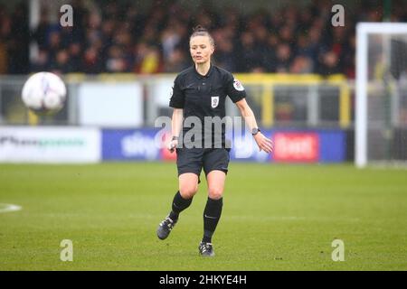 EnviroVent Stadium, Harrogate, England - 5th. Februar 2022 Schiedsrichter Rebecca Welch - während des Spiels Harrogate gegen Bradford City, EFL League 2, 2021/22, im EnviroVent Stadium, Harrogate, England - 5th. Februar 2022 Credit: Arthur Haigh/WhiteRoseFotos/Alamy Live News Stockfoto