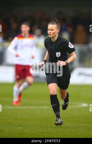 EnviroVent Stadium, Harrogate, England - 5th. Februar 2022 Schiedsrichter Rebecca Welch - während des Spiels Harrogate gegen Bradford City, EFL League 2, 2021/22, im EnviroVent Stadium, Harrogate, England - 5th. Februar 2022 Credit: Arthur Haigh/WhiteRoseFotos/Alamy Live News Stockfoto