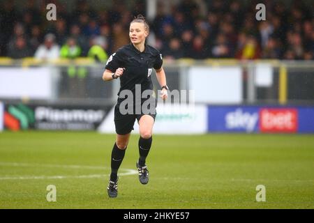 EnviroVent Stadium, Harrogate, England - 5th. Februar 2022 Schiedsrichter Rebecca Welch - während des Spiels Harrogate gegen Bradford City, EFL League 2, 2021/22, im EnviroVent Stadium, Harrogate, England - 5th. Februar 2022 Credit: Arthur Haigh/WhiteRoseFotos/Alamy Live News Stockfoto