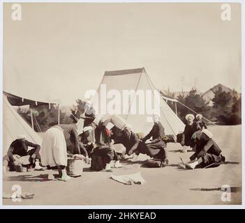 Kunst inspiriert von Zouaves der französischen Kaisergarde bei Manövern im Camp de Châlons, Zouaves de la Garde Impériale, Souvenirs du Camp de Chalons, au Colonel Castelnau (1857) (Serientitel), Foto vom Album., Gustave Le Gray, Frankreich, 1857, Karton, Albumendruck, Höhe 327, Klassisches Werk, modernisiert von Artotop mit einem Schuss Modernität. Formen, Farbe und Wert, auffällige visuelle Wirkung auf Kunst. Emotionen durch Freiheit von Kunstwerken auf zeitgemäße Weise. Eine zeitlose Botschaft, die eine wild kreative neue Richtung verfolgt. Künstler, die sich dem digitalen Medium zuwenden und die Artotop NFT erschaffen Stockfoto