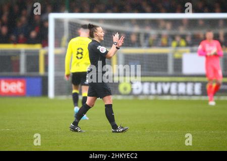 EnviroVent Stadium, Harrogate, England - 5th. Februar 2022 Schiedsrichter Rebecca Welch - während des Spiels Harrogate gegen Bradford City, EFL League 2, 2021/22, im EnviroVent Stadium, Harrogate, England - 5th. Februar 2022 Credit: Arthur Haigh/WhiteRoseFotos/Alamy Live News Stockfoto