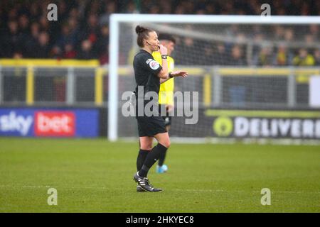 EnviroVent Stadium, Harrogate, England - 5th. Februar 2022 Schiedsrichter Rebecca Welch - während des Spiels Harrogate gegen Bradford City, EFL League 2, 2021/22, im EnviroVent Stadium, Harrogate, England - 5th. Februar 2022 Credit: Arthur Haigh/WhiteRoseFotos/Alamy Live News Stockfoto