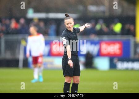 EnviroVent Stadium, Harrogate, England - 5th. Februar 2022 Schiedsrichter Rebecca Welch - während des Spiels Harrogate gegen Bradford City, EFL League 2, 2021/22, im EnviroVent Stadium, Harrogate, England - 5th. Februar 2022 Credit: Arthur Haigh/WhiteRoseFotos/Alamy Live News Stockfoto