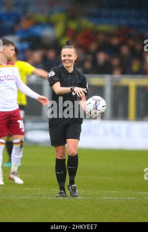 EnviroVent Stadium, Harrogate, England - 5th. Februar 2022 Schiedsrichter Rebecca Welch - während des Spiels Harrogate gegen Bradford City, EFL League 2, 2021/22, im EnviroVent Stadium, Harrogate, England - 5th. Februar 2022 Credit: Arthur Haigh/WhiteRoseFotos/Alamy Live News Stockfoto