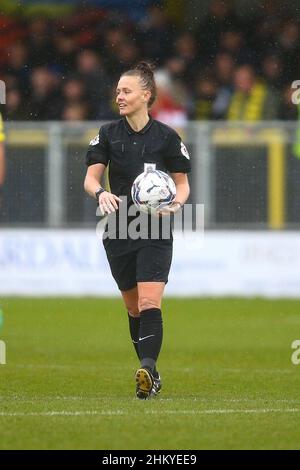 EnviroVent Stadium, Harrogate, England - 5th. Februar 2022 Schiedsrichter Rebecca Welch - während des Spiels Harrogate gegen Bradford City, EFL League 2, 2021/22, im EnviroVent Stadium, Harrogate, England - 5th. Februar 2022 Credit: Arthur Haigh/WhiteRoseFotos/Alamy Live News Stockfoto