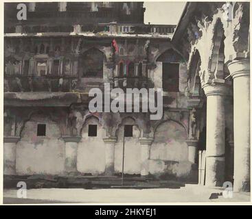 Kunst inspiriert vom Hof des Radja-Palastes in Tanjore in Indien, Photographic Views in Tanjore und Trivady (Serientitel), Hof des Radja-Palastes in Tanjore in Indien. Platte 7 aus dem Album Photographic Views in Tanjore and Trivady, Linnaeus Kuttire, Großbritannien, 1858 - 1860, Klassische Werke, die von Artotop mit einem Schuss Moderne modernisiert wurden. Formen, Farbe und Wert, auffällige visuelle Wirkung auf Kunst. Emotionen durch Freiheit von Kunstwerken auf zeitgemäße Weise. Eine zeitlose Botschaft, die eine wild kreative neue Richtung verfolgt. Künstler, die sich dem digitalen Medium zuwenden und die Artotop NFT erschaffen Stockfoto