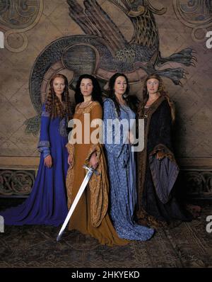 CAROLINE GOODALL, ANJELICA HUSTON, JULIANNA MARGULIES UND JOAN ALLEN IN THE MISTS OF AVALON (2001), REGIE ULI EDEL. Kredit: TNT / Album Stockfoto