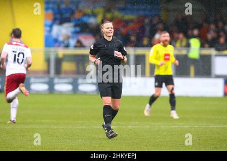 EnviroVent Stadium, Harrogate, England - 5th. Februar 2022 Schiedsrichter Rebecca Welch - während des Spiels Harrogate gegen Bradford City, EFL League 2, 2021/22, im EnviroVent Stadium, Harrogate, England - 5th. Februar 2022 Credit: Arthur Haigh/WhiteRoseFotos/Alamy Live News Stockfoto