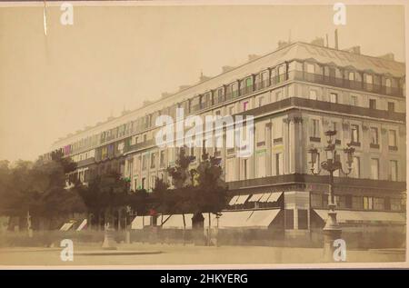 Kunst inspiriert von der Außenansicht des Grand Hôtel auf dem Boulevard des Capucines in Paris, Compagnie Photographique Debitte & Hervé, Boulevard des Capucines, c. 1865 - c. 1875, fotografischer Träger, Karton, Albumendruck, Höhe 97 mm × Breite 153 mm, Classic Works modernisiert von Artotop mit einem Schuss Moderne. Formen, Farbe und Wert, auffällige visuelle Wirkung auf Kunst. Emotionen durch Freiheit von Kunstwerken auf zeitgemäße Weise. Eine zeitlose Botschaft, die eine wild kreative neue Richtung verfolgt. Künstler, die sich dem digitalen Medium zuwenden und die Artotop NFT erschaffen Stockfoto