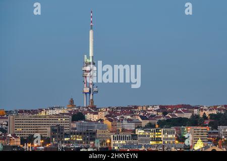 Der Fernsehturm von Zizkov ist das dominierende Merkmal der tschechischen Stadt Prag Stockfoto