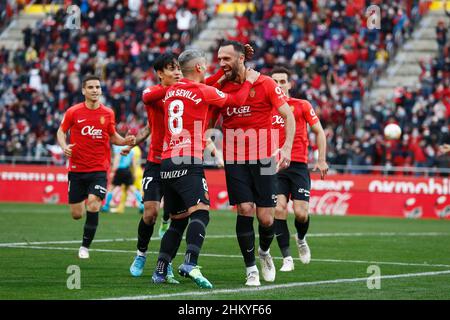 Vedat Muriqi (Mallorca), 5. FEBRUAR 2022 - Fußball / Fußball : Muriqi mit Teamspielern feiern nach seinem Tor beim spanischen 'La Liga Santander'-Spiel zwischen RCD Mallorca 2-1 Cadiz CF beim Visit Mallorca Estadi in Palma de Mallorca, Spanien. (Foto von Mutsu Kawamori/AFLO) Stockfoto