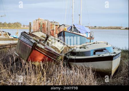 Wracks von kleinen Booten am Ufer des Flusses Wyre bei Skippool, Lancashire Stockfoto