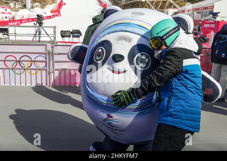 Peking, China. 06th. Februar 2022. Noa Szollos aus Israel bekommt ein Foto, das mit Maskottchen Bing Dwen Dwen während einer Verzögerung auf der Männer-Abfahrt aufgenommen wurde, bevor das Rennen aufgrund der Wetterbedingungen im Yanqing National Alpine Skiing Center bei den Olympischen Winterspielen 2022 in Peking am Sonntag verschoben wurde. 6. Februar 2022. Foto von Paul Hanna/UPI Credit: UPI/Alamy Live News Stockfoto