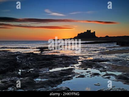 Sonnenaufgang über dem Schloss Stockfoto