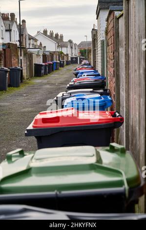 Viele farbige Mülltonnen standen in einer Gasse, Lancahire, Großbritannien Stockfoto