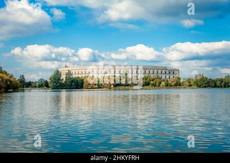 Kongresshalle in Nürnberg, Blick vom See. Wasseroberfläche und blauer Himmel Stockfoto