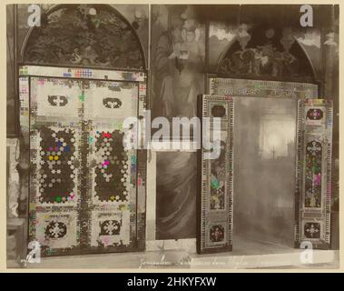 Kunst inspiriert von S 25. Die Sakristei der großen armenischen Kirche. Jerusalem. (Die Türen sind aus Zedernholz mit Perlmutt-Intarsien). 871 Jerusalem- Sanctuary dans l'Eglise Arnenienne., die Fotografie ist Teil der von Richard gesammelten Fotoserie aus Israel, Palästina und Syrien, Klassische Werke, die von Artotop mit einem Schuss Moderne modernisiert wurden. Formen, Farbe und Wert, auffällige visuelle Wirkung auf Kunst. Emotionen durch Freiheit von Kunstwerken auf zeitgemäße Weise. Eine zeitlose Botschaft, die eine wild kreative neue Richtung verfolgt. Künstler, die sich dem digitalen Medium zuwenden und die Artotop NFT erschaffen Stockfoto