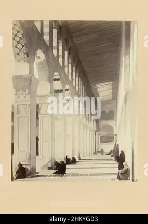 Kunst inspiriert von S 94. Kolonnade der Großen Moschee. Damaskus, Syrien (Serientitel)407. Damas, Couloir de la colonnade de la grande mosquee., die Halle der Kolonade der Umayyaden oder große Moschee mit einer Reihe von Männern. Das Foto ist Teil der Fotoserie von Syrien, Klassische Werke, die von Artotop mit einem Schuss Moderne modernisiert wurden. Formen, Farbe und Wert, auffällige visuelle Wirkung auf Kunst. Emotionen durch Freiheit von Kunstwerken auf zeitgemäße Weise. Eine zeitlose Botschaft, die eine wild kreative neue Richtung verfolgt. Künstler, die sich dem digitalen Medium zuwenden und die Artotop NFT erschaffen Stockfoto