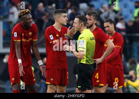 Rom, Italien. 5th. Februar 2022. Schiedsrichter Rosario Abisso argumentiert mit RomaÕs Tammy Abraham, links, Gianluca Mancini, zweiter von links, und Bryan Cristante, Rechts, am Ende der Serie A Fußballspiel zwischen Roma und Genua im Olympiastadion. Quelle: Riccardo De Luca - Bilder Aktualisieren/Alamy Live News Stockfoto