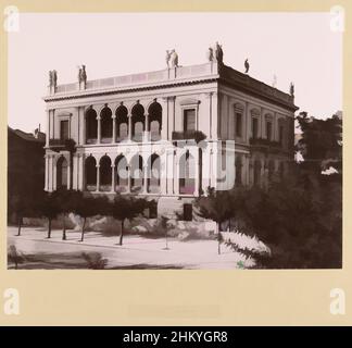 Kunst inspiriert vom Haus des Archäologen Schliemann in Athen, G 29. Residenz von Schliemann. Athen., Griechenland (Serientitel), Ein neoklassizistisches Gebäude mit einigen Bögen und am Rand des Daches einige Statuen. Das Foto ist Teil der Fotoserie von Griechenland, die von Classic Works gesammelt wurde, die von Artotop mit einem Schuss Moderne modernisiert wurde. Formen, Farbe und Wert, auffällige visuelle Wirkung auf Kunst. Emotionen durch Freiheit von Kunstwerken auf zeitgemäße Weise. Eine zeitlose Botschaft, die eine wild kreative neue Richtung verfolgt. Künstler, die sich dem digitalen Medium zuwenden und die Artotop NFT erschaffen Stockfoto