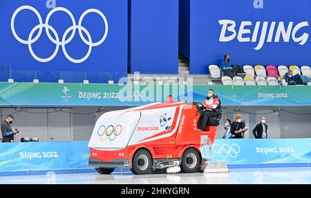 Peking, China. 06th. Februar 2022. Eisschnelllauf, Olympische Spiele, 5000 m, Männer beim National Speed Skating Oval. Die Eisbahn wird während einer Pause vorbereitet. Kredit: Peter Kneffel/dpa/Alamy Live Nachrichten Stockfoto