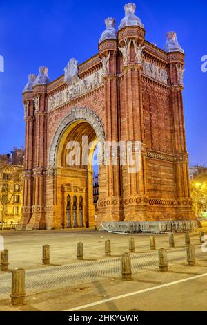 Der Arc de Triomf in Barcelona bei Nacht Stockfoto