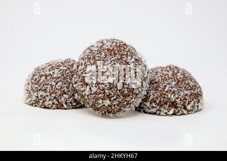 Schneeballkuchen gefüllt mit weichem Moorgelchen, bedeckt mit Schokolade und Kokosnuss Stockfoto