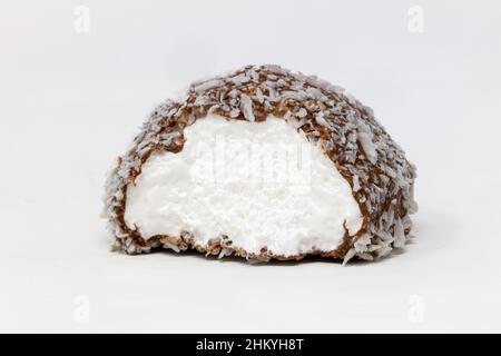Schneeballkuchen gefüllt mit weichem Moorgelchen, bedeckt mit Schokolade und Kokosnuss Stockfoto