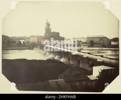 Kunst inspiriert von Blick auf die Altstadt von Dresden mit der Brücke über die Elbe, Blick auf die Altstadt von Dresden mit der Brücke über die Elbe. Nummer 10 aus Fotoserien von Dresden., Hermann Krone, Dresden, 22-Aug-1857, Karton, Gesalzener Papierdruck, Höhe 172 mm × Breite 224, Classic Works modernisiert von Artotop mit einem Schuss Moderne. Formen, Farbe und Wert, auffällige visuelle Wirkung auf Kunst. Emotionen durch Freiheit von Kunstwerken auf zeitgemäße Weise. Eine zeitlose Botschaft, die eine wild kreative neue Richtung verfolgt. Künstler, die sich dem digitalen Medium zuwenden und die Artotop NFT erschaffen Stockfoto