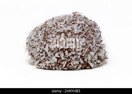 Schneeballkuchen gefüllt mit weichem Moorgelchen, bedeckt mit Schokolade und Kokosnuss Stockfoto