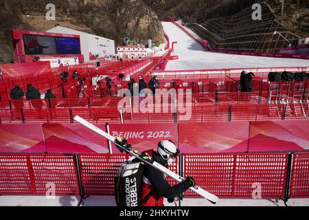 Peking, China. 06th. Februar 2022. Ein Skifahrer geht während einer Verzögerung auf der Men's Downhill-Strecke durch den Zielbereich, bevor das Rennen aufgrund der Wetterbedingungen im Yanqing National Alpine Skiing Center bei den Olympischen Winterspielen 2022 in Peking am Sonntag, den 6. Februar 2022, schließlich verschoben wurde. Foto von Paul Hanna/UPI Credit: UPI/Alamy Live News Stockfoto