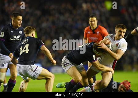 BT Murrayfield Stadium.Edinburgh.Schottland.UK.5th Feb 22 Spiel von Guinness Six Nations Schottland gegen England. Englands Henry Slade wird vom schottischen Hamish Watson angegangen Credit: eric mccowat/Alamy Live News Stockfoto