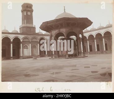 Kunst inspiriert vom Innenhof der Alabastener Moschee in Kairo, Ägypten, Alabasten [Moschee]., L. Heldring, Egypte, 1898, fotografischer Träger, Höhe 76 mm × Breite 107 mm, Classic Works modernisiert von Artotop mit einem Schuss Moderne. Formen, Farbe und Wert, auffällige visuelle Wirkung auf Kunst. Emotionen durch Freiheit von Kunstwerken auf zeitgemäße Weise. Eine zeitlose Botschaft, die eine wild kreative neue Richtung verfolgt. Künstler, die sich dem digitalen Medium zuwenden und die Artotop NFT erschaffen Stockfoto