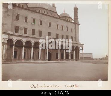 Kunst inspiriert von der Alabastermoschee in Kairo, Ägypten, Alabastermoschee, L. Heldring, Egypte, 1898, fotografischer Träger, Höhe 80 mm × Breite 110 mm, Classic Works modernisiert von Artotop mit einem Schuss Moderne. Formen, Farbe und Wert, auffällige visuelle Wirkung auf Kunst. Emotionen durch Freiheit von Kunstwerken auf zeitgemäße Weise. Eine zeitlose Botschaft, die eine wild kreative neue Richtung verfolgt. Künstler, die sich dem digitalen Medium zuwenden und die Artotop NFT erschaffen Stockfoto