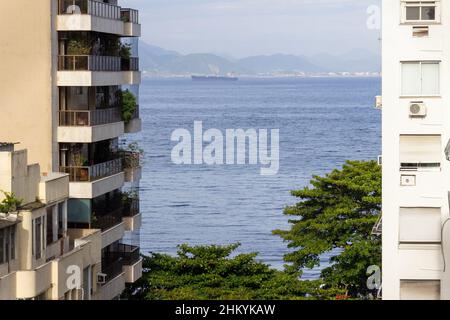 Das Meer am Strand von der Küste, von der Spitze eines Gebäudes in der Nachbarschaft aus gesehen. Stockfoto