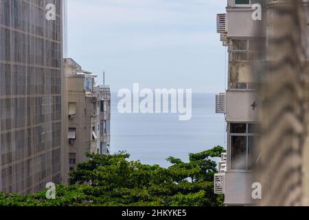 Das Meer am Strand von der Küste, von der Spitze eines Gebäudes in der Nachbarschaft aus gesehen. Stockfoto