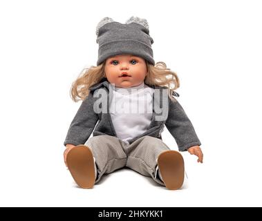 Kleine Plastikpuppe Baby Mädchen auf weiß isoliert. Stockfoto