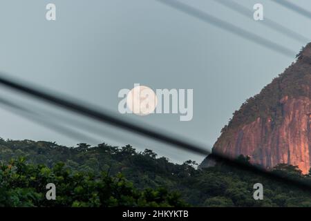 Moonset mit Drahtsilhouette in der brasilianischen Stadt „Rio de Janeiro“. Stockfoto