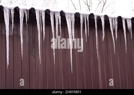 Eiszapfen hängen von der Decke Stockfoto