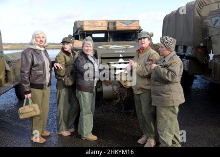 Maldon Essex, Großbritannien. 6th. Februar 2021. Die Landarmee der Frau arbeitet an einem Fahrzeug Mitglieder der Vereinigung für Militärfahrzeuge von Essex veranstalten ihre jährliche Winterversammlung im Promenade Park in Maldon Essex. Die ausgestellten Ex-Militärfahrzeuge stammen aus militärischen Überschussauktionen, Schrottplätzen, Farmen und Scheunen und wurden von einer Gruppe von Enthusiasten, die die von Essex HMVA registrierte Wohltätigkeitsorganisation bilden, in ihren ursprünglichen Zustand zurückversetzt. Quelle: MARTIN DALTON/Alamy Live News Stockfoto