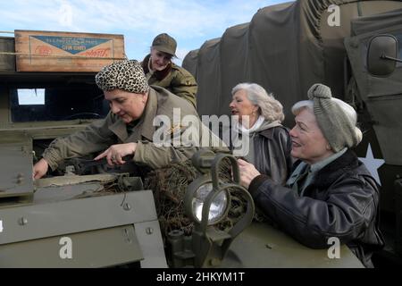 Maldon Essex, Großbritannien. 6th. Februar 2021. Die Landarmee der Frau arbeitet an einem Fahrzeug Mitglieder der Vereinigung für Militärfahrzeuge von Essex veranstalten ihre jährliche Winterversammlung im Promenade Park in Maldon Essex. Die ausgestellten Ex-Militärfahrzeuge stammen aus militärischen Überschussauktionen, Schrottplätzen, Farmen und Scheunen und wurden von einer Gruppe von Enthusiasten, die die von Essex HMVA registrierte Wohltätigkeitsorganisation bilden, in ihren ursprünglichen Zustand zurückversetzt. Quelle: MARTIN DALTON/Alamy Live News Stockfoto