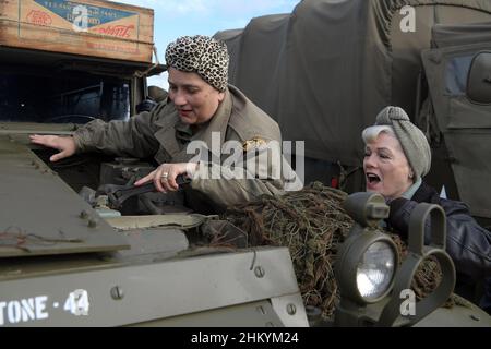 Maldon Essex, Großbritannien. 6th. Februar 2021. Die Landarmee der Frau arbeitet an einem Fahrzeug Mitglieder der Vereinigung für Militärfahrzeuge von Essex veranstalten ihre jährliche Winterversammlung im Promenade Park in Maldon Essex. Die ausgestellten Ex-Militärfahrzeuge stammen aus militärischen Überschussauktionen, Schrottplätzen, Farmen und Scheunen und wurden von einer Gruppe von Enthusiasten, die die von Essex HMVA registrierte Wohltätigkeitsorganisation bilden, in ihren ursprünglichen Zustand zurückversetzt. Quelle: MARTIN DALTON/Alamy Live News Stockfoto