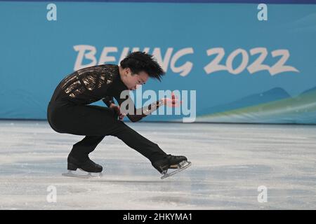 Peking, China. 06th. Februar 2022. Yuma Kagiyama aus Japan führt am Sonntag, den 6. Februar 2022, bei den Olympischen Winterspielen 2022 in Peking eine Spirale während des Free Skating Team Events der Männer im Capital Indoor Stadium aus. Kagiyama erzielte eine 208,94, um den ersten Platz im Team-Event zu erreichen. Foto von Richard Ellis/UPI Credit: UPI/Alamy Live News Stockfoto