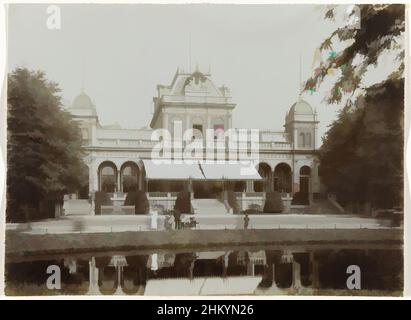 Kunst inspiriert vom Pavillon (heute Filmmuseum) im Vondelpark, Amsterdam, Niederlande, dem Pavillon (jetzt Filmmuseum) im Vondelpark, Amsterdam, Niederlande. Am Rande des Teiches ein Mann, eine Frau und einige Kinder., Amsterdam, c. 1900, fotografischer Träger, Höhe 119 mm × Breite, Classic Works modernisiert von Artotop mit einem Schuss Moderne. Formen, Farbe und Wert, auffällige visuelle Wirkung auf Kunst. Emotionen durch Freiheit von Kunstwerken auf zeitgemäße Weise. Eine zeitlose Botschaft, die eine wild kreative neue Richtung verfolgt. Künstler, die sich dem digitalen Medium zuwenden und die Artotop NFT erschaffen Stockfoto