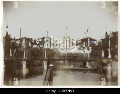 Kunst inspiriert von der dekorierten Brücke über die Waalseilandgracht, anlässlich der Einweihung der Königin Wilhelmina, Amsterdam, Niederlande, der dekorierten Brücke über die Waalseilandgracht, anlässlich der Einweihung der Königin Wilhelmina, Amsterdam, Niederlande. In der, Classic Works modernisiert von Artotop mit einem Schuss Moderne. Formen, Farbe und Wert, auffällige visuelle Wirkung auf Kunst. Emotionen durch Freiheit von Kunstwerken auf zeitgemäße Weise. Eine zeitlose Botschaft, die eine wild kreative neue Richtung verfolgt. Künstler, die sich dem digitalen Medium zuwenden und die Artotop NFT erschaffen Stockfoto