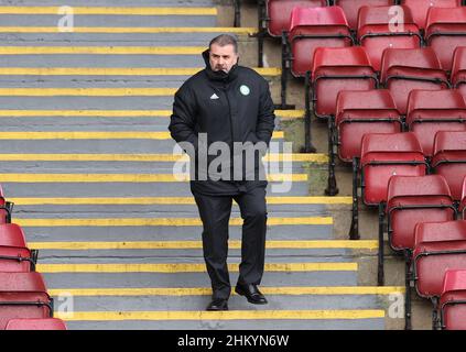 Celtic-Managerin Ange Postecoglou inspiziert das Spielfeld vor dem Cinch Premiership-Spiel im Fir Park, Motherwell. Bilddatum: Sonntag, 6. Februar 2022. Stockfoto